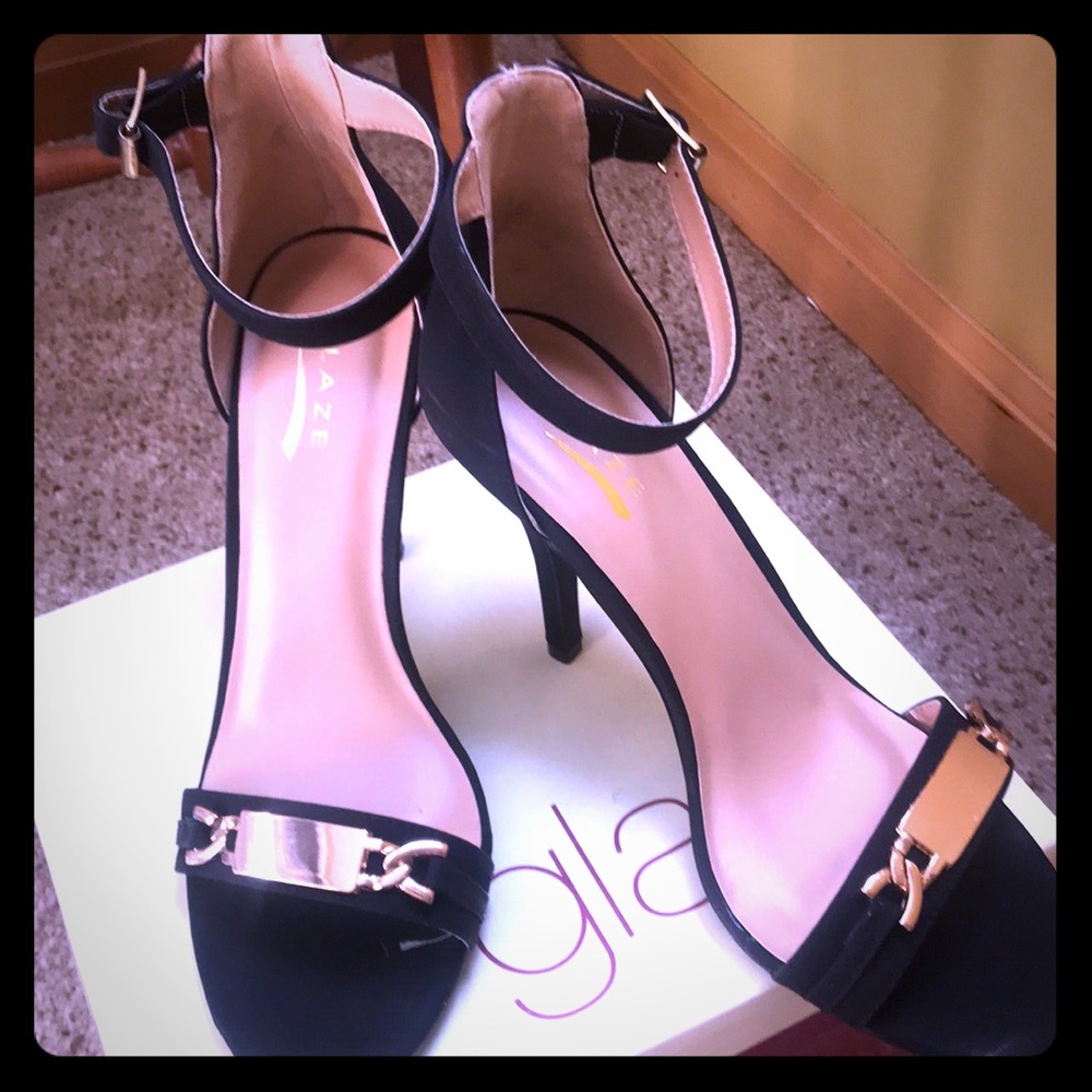 NIB Glaze black ankle strap heels 👠